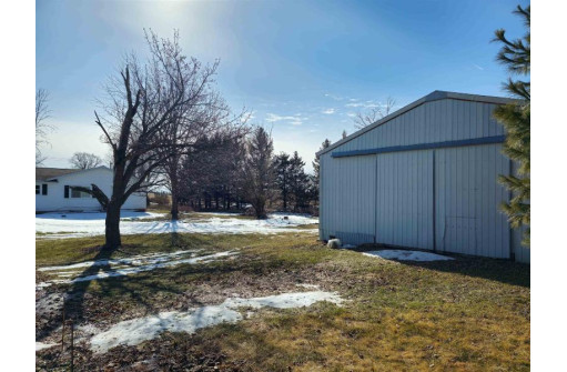 W6510 Kampen Rd, Arlington, WI 53911