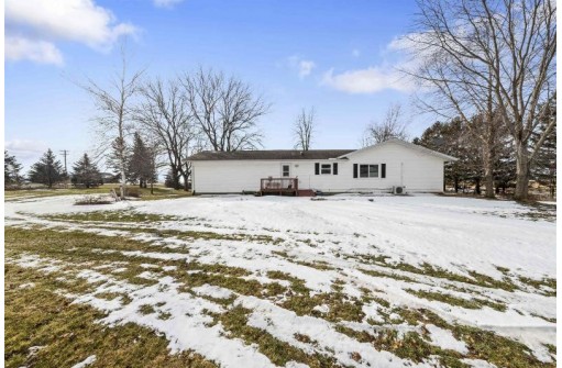 W6510 Kampen Rd, Arlington, WI 53911