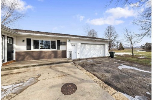 W6510 Kampen Rd, Arlington, WI 53911