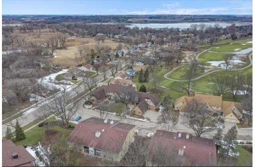 8 Golf Course Rd, Madison, WI 53704