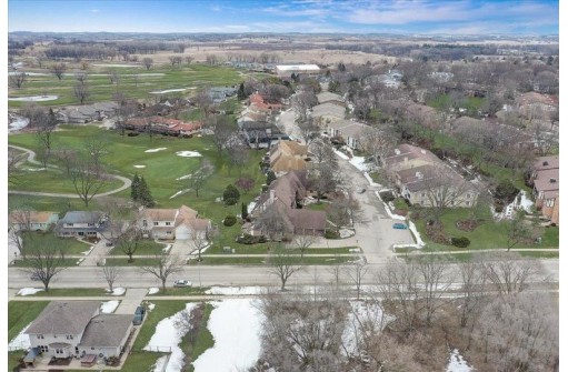 8 Golf Course Rd, Madison, WI 53704