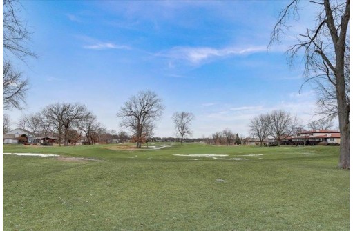 8 Golf Course Rd, Madison, WI 53704