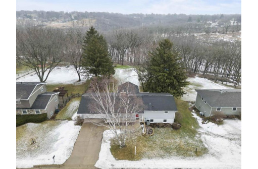 415 Park View Dr, Mount Horeb, WI 53572