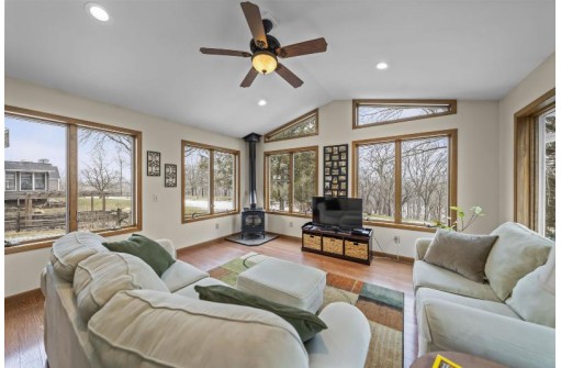 415 Park View Dr, Mount Horeb, WI 53572