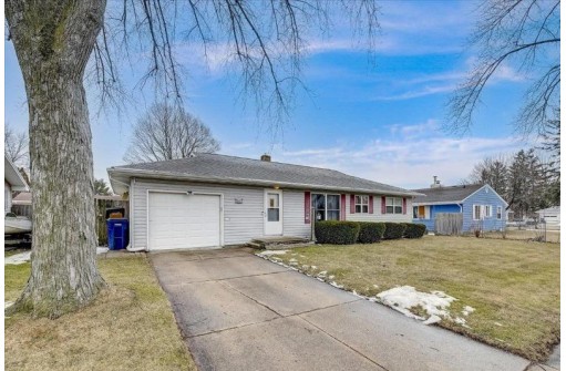 916 N Lexington Dr, Janesville, WI 53545