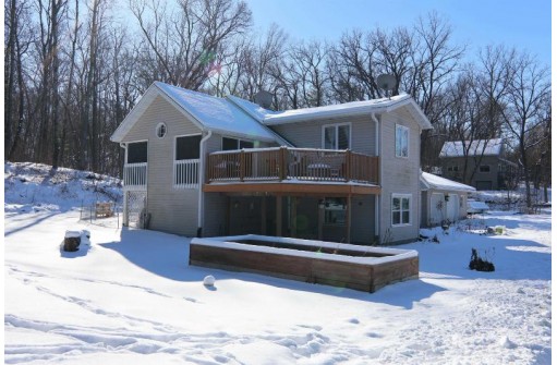 W9429 Parkway Dr, Poynette, WI 53955