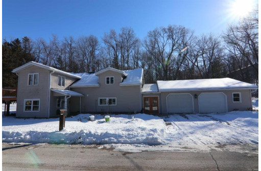 W9429 Parkway Dr, Poynette, WI 53955