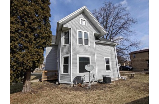 301 S 6th St, Watertown, WI 53094