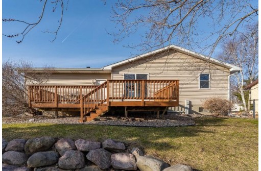 615 Naragansett Ave, Baraboo, WI 53913