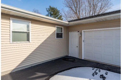 615 Naragansett Ave, Baraboo, WI 53913