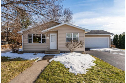 615 Naragansett Ave, Baraboo, WI 53913