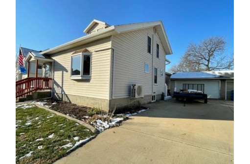 809 22nd Ave, Monroe, WI 53566