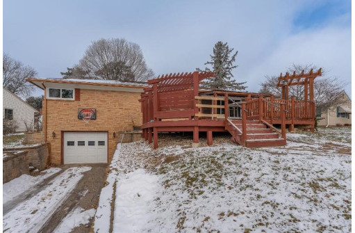 421 Roblee Rd, Baraboo, WI 53913