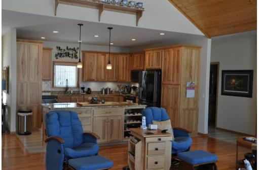 S1476 Summit Point Dr, La Valle, WI 53941-9559