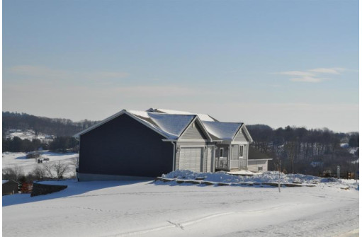 S1476 Summit Point Dr, La Valle, WI 53941-9559