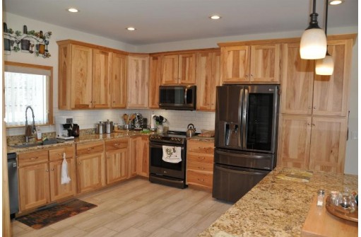 S1476 Summit Point Dr, La Valle, WI 53941-9559