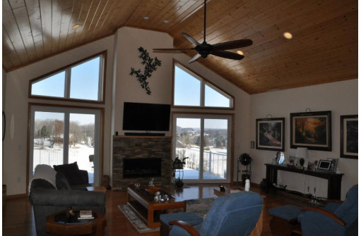 S1476 Summit Point Dr, La Valle, WI 53941-9559