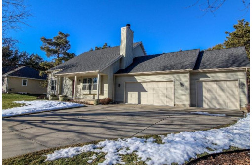 W9132 Red Feather Dr, Cambridge, WI 53523