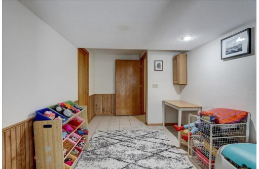 17 Holt Pl, Madison, WI 53719