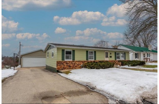 1013 N Main St, Dodgeville, WI 53533