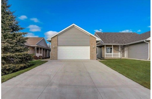 309 Pebble Brook Ln, Lodi, WI 53555