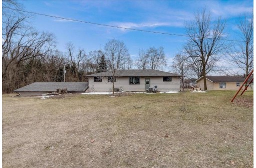 W8352 Crawford Rd, Portage, WI 53901