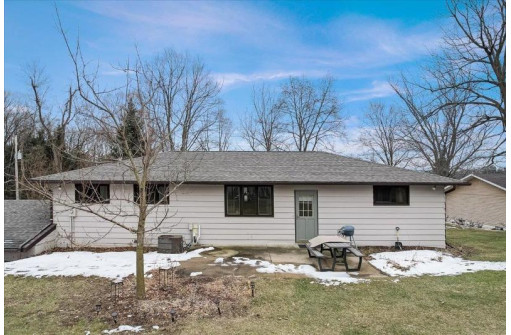 W8352 Crawford Rd, Portage, WI 53901