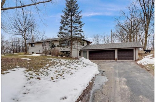 W8352 Crawford Rd, Portage, WI 53901