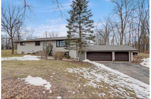 W8352 Crawford Rd, Portage, WI 53901