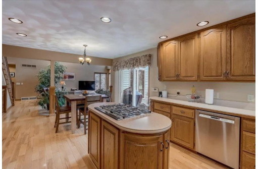 214 Fairbrook Dr, Waunakee, WI 53597