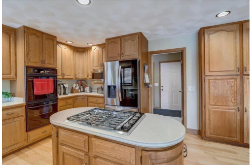 214 Fairbrook Dr, Waunakee, WI 53597