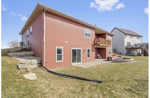 1825 Fjord Pass, Mount Horeb, WI 53572