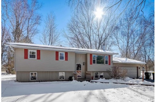 E11843 Longwood Dr, Prairie Du Sac, WI 53578-9783