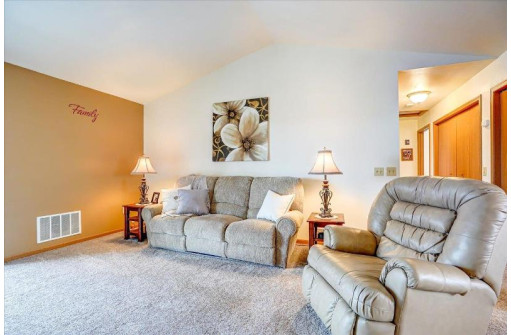 567 Kelvington Dr 4, Sun Prairie, WI 53590