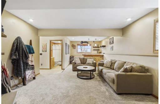 6713 Village Park Dr, Madison, WI 53718