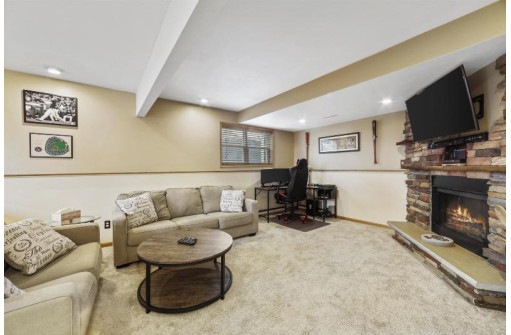 6713 Village Park Dr, Madison, WI 53718