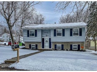 300 Greentree Ln Beaver Dam, WI 53916