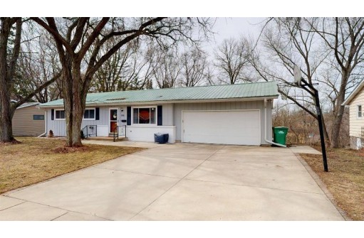 818 Sweeney Rd, Edgerton, WI 53534-1546