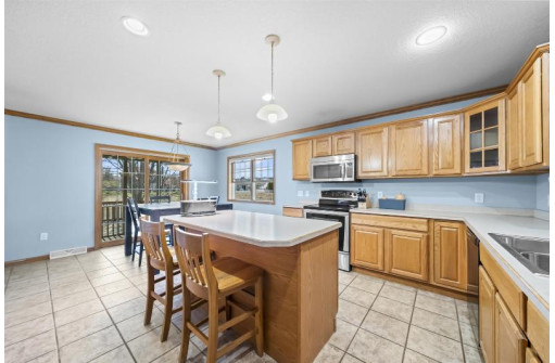 1505 Chipper Ln, Sun Prairie, WI 53590