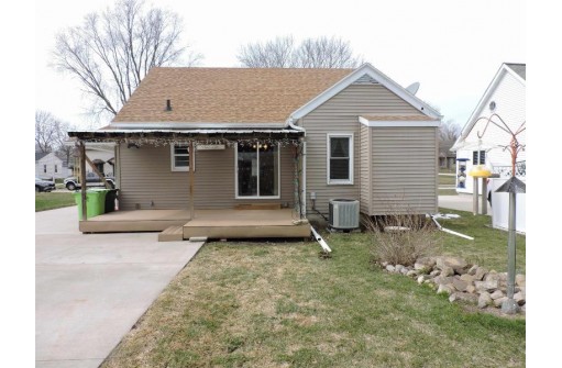 110 Fischer Ave, Beaver Dam, WI 53916