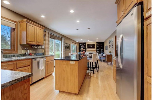 18 Bishops Hill Cir, Madison, WI 53717