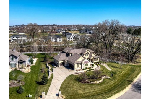 5830 Cobblestone Ln, Waunakee, WI 53597