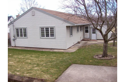 906 W Carroll St, Portage, WI 53901