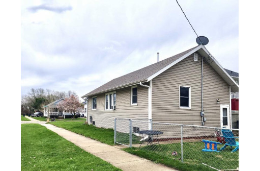 1537 Carrington St, Janesville, WI 53545