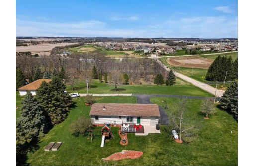 1055 Glenway Rd, Oregon, WI 53575