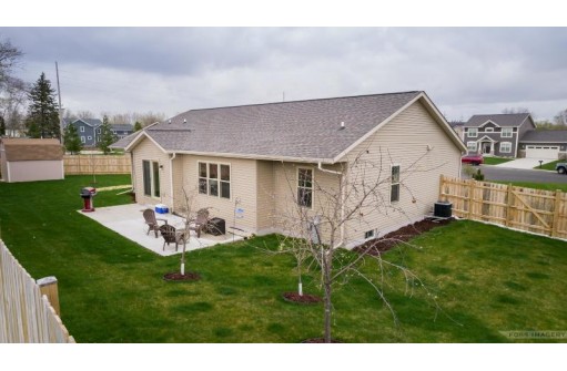 502 Windstone Ct, Watertown, WI 53094