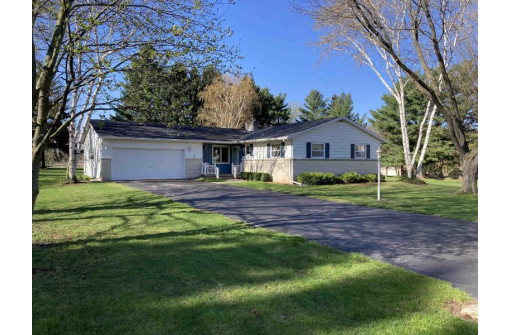 N1520 Schneider Ln, Fort Atkinson, WI 53538