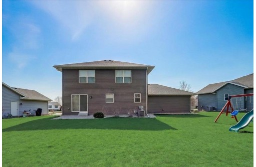 249 Harmon Cir, Belleville, WI 53508