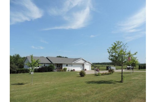 W8318 Bilkie Rd, Poynette, WI 53955