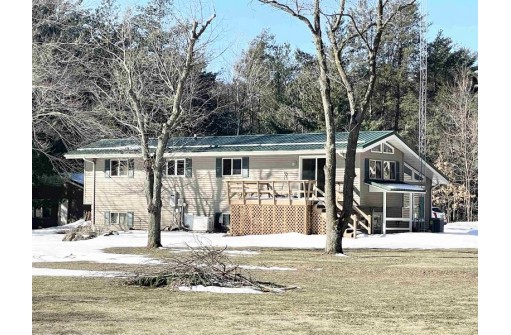 W7516 Klempay Rd, Mauston, WI 53948